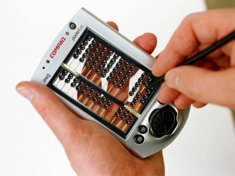 montagem entre um ábaco e um computador de mão